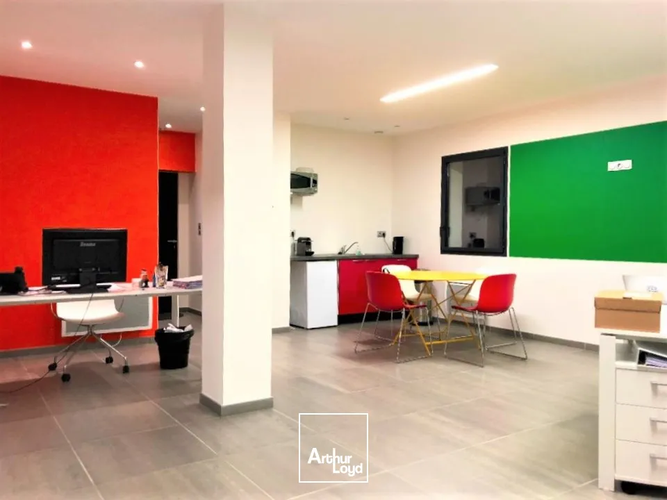 À VENDRE  BUREAUX AMÉNAGÉS DE 80M² À POITIERS  PROXIMITÉ CAMPUS ET CHU AVEC PARKINGS PRIVATIFS