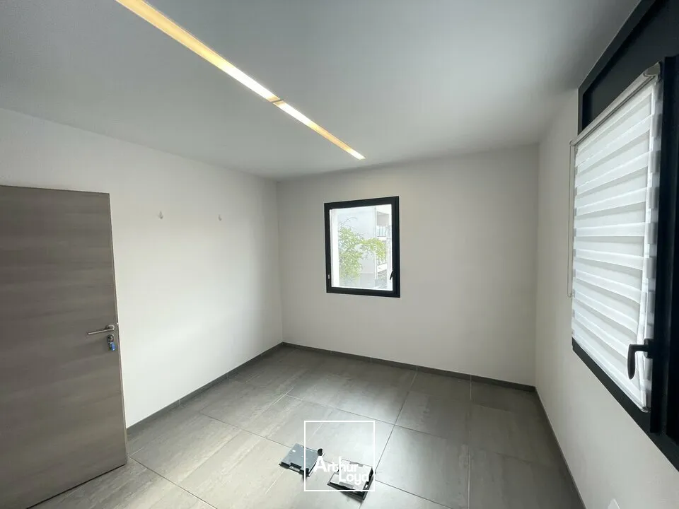 À VENDRE  BUREAUX AMÉNAGÉS DE 80M² À POITIERS  PROXIMITÉ CAMPUS ET CHU AVEC PARKINGS PRIVATIFS