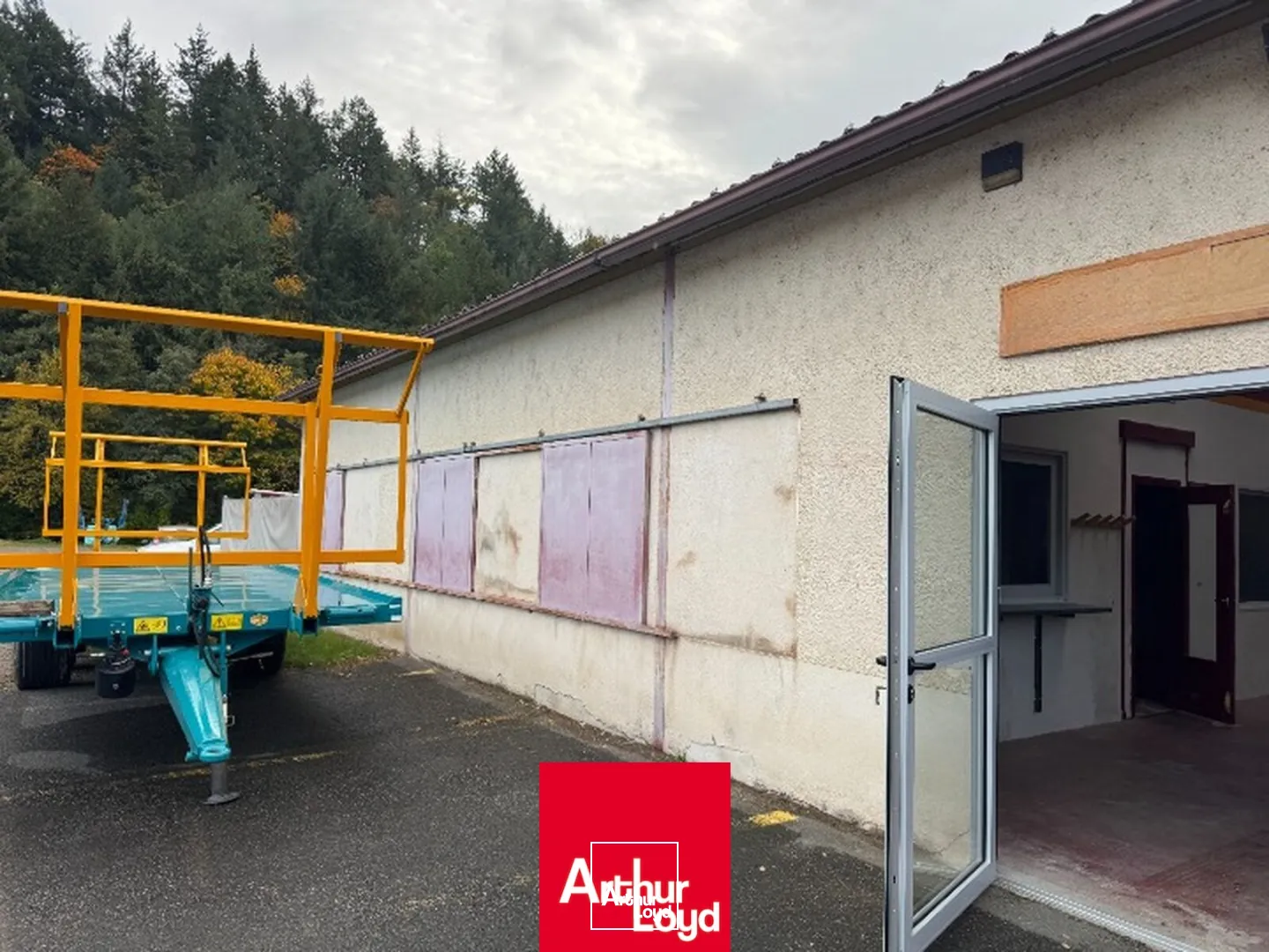 À VENDRE OU À LOUER : Local d'activités de 300 m² mitoyen avec un terrain, bonne visibilité commerciale à Saint-Jean-la-Bussière