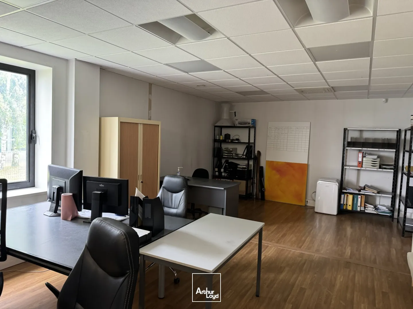 A VENDRE - Local mixte bureaux et entrepôt - en ZI de AVELIN- Site sécurisé avec parkings