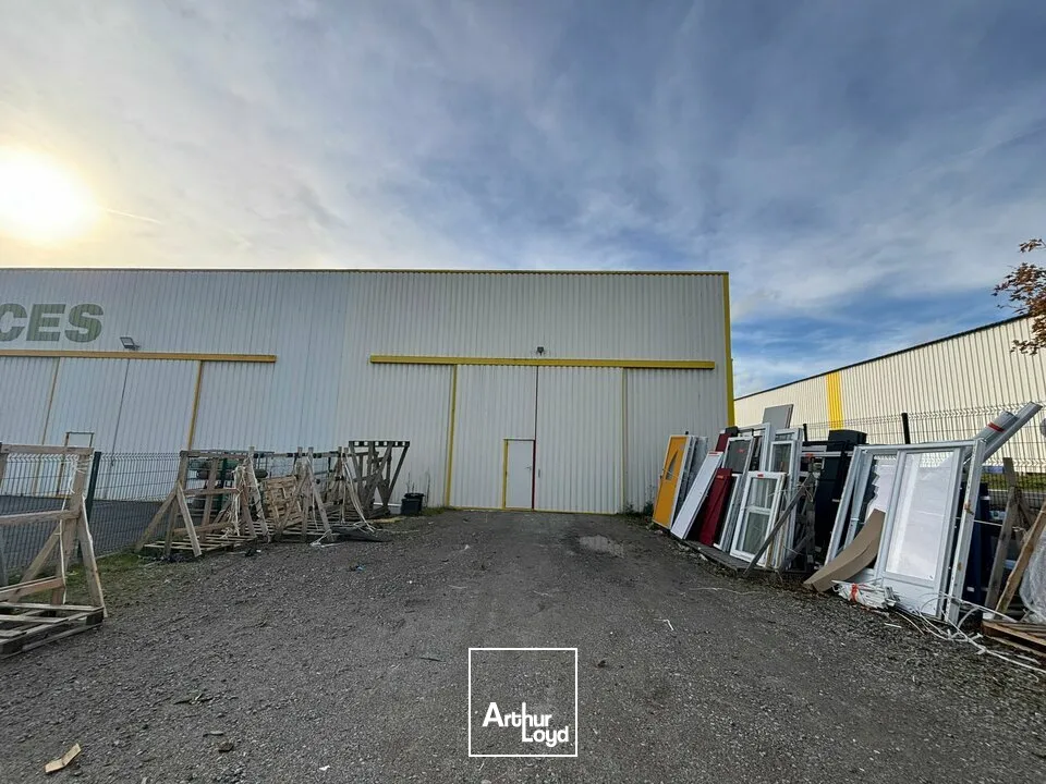 À louer  Bâtiment de stockage de 460 m² avec grande hauteur et accès poids lourds - Zone d'activités d'Aubigny (proche la Roche-sur-Yon)