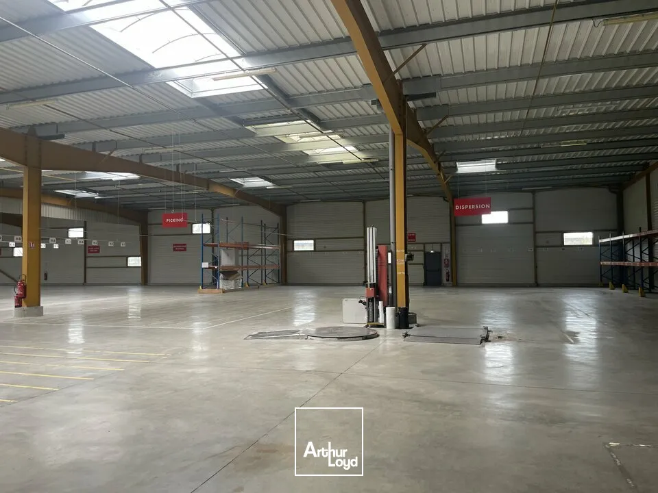 À LOUER  Bâtiment logistique de 3 000 m² avec quais  La Roche-sur-Yon (85)