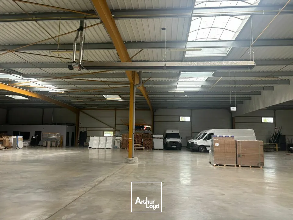 À LOUER  Bâtiment logistique de 3 000 m² avec quais  La Roche-sur-Yon (85)