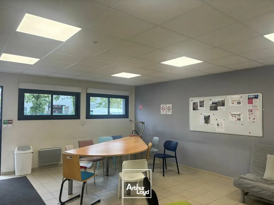 À LOUER  Bâtiment logistique de 3 000 m² avec quais  La Roche-sur-Yon (85)