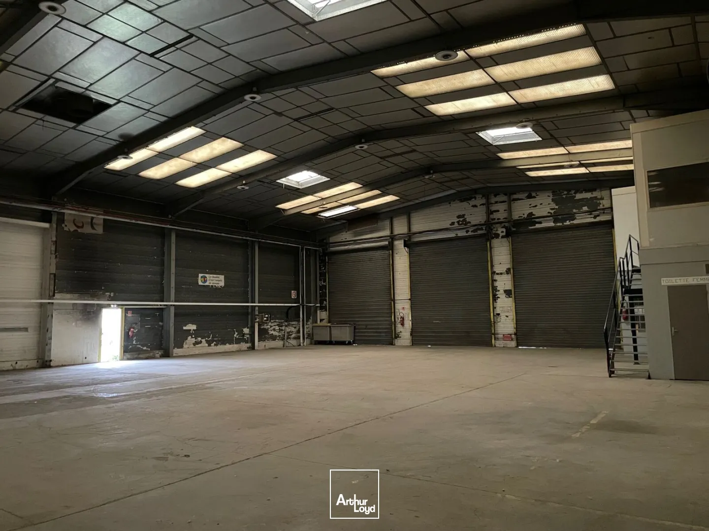 Situé en ZI à Soissons, une cellule de 500 m2 disponible immédiatement à la location.3 Portes sectionnelles - Belle hauteur sous poutre. Cour extérieur goudronnéeBureau et locaux s...