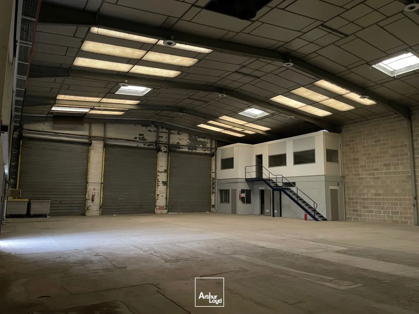 Situé en ZI à Soissons, une cellule de 500 m2 disponible immédiatement à la location.3 Portes sectionnelles - Belle hauteur sous poutre. Cour extérieur goudronnéeBureau et locaux s...