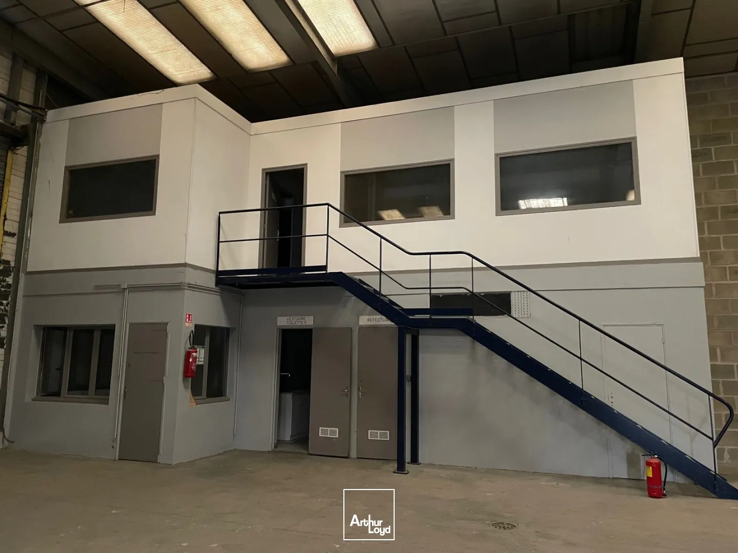 Situé en ZI à Soissons, une cellule de 500 m2 disponible immédiatement à la location.3 Portes sectionnelles - Belle hauteur sous poutre. Cour extérieur goudronnéeBureau et locaux s...