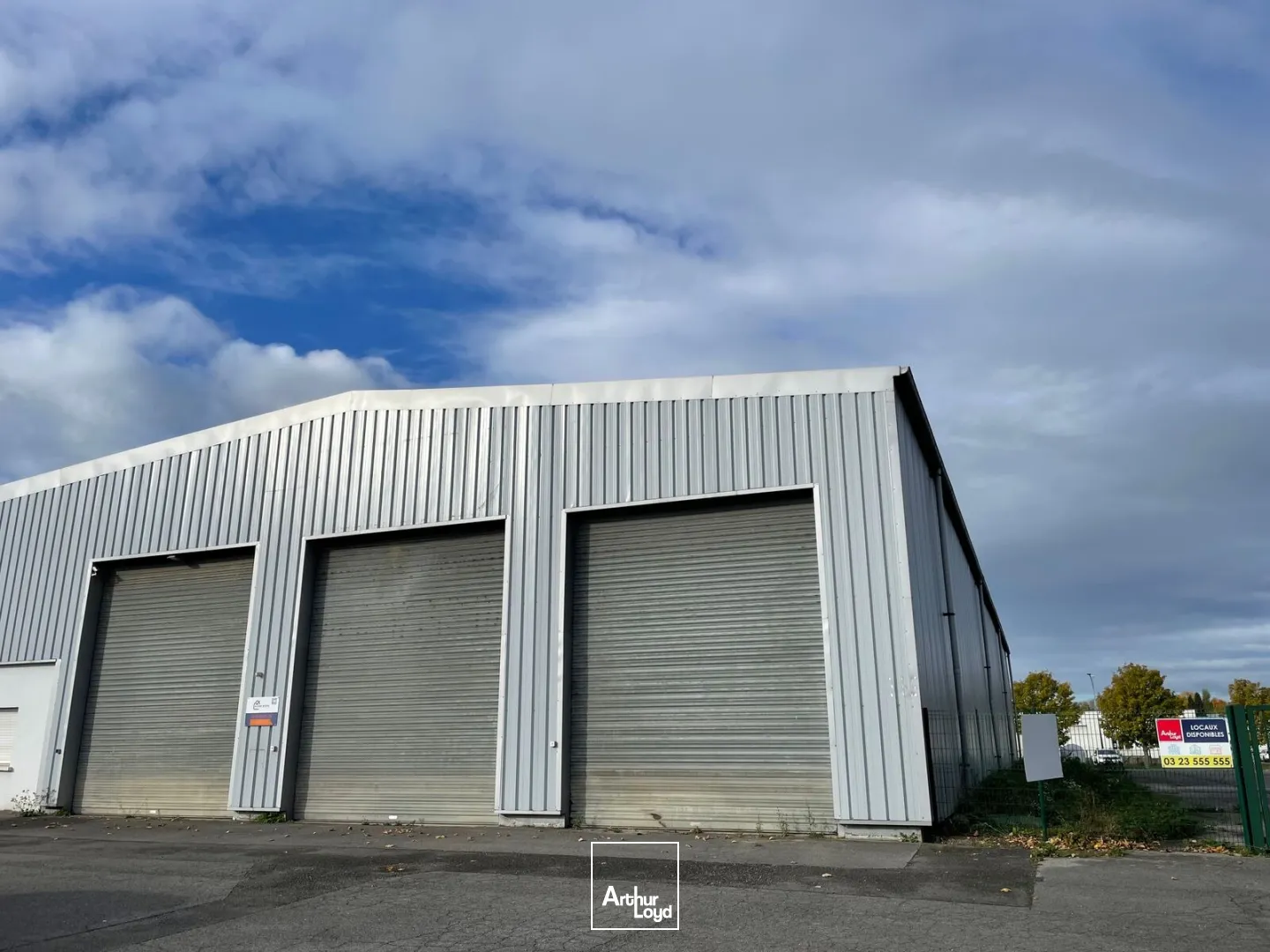 Situé en ZI à Soissons, une cellule de 500 m2 disponible immédiatement à la location.3 Portes sectionnelles - Belle hauteur sous poutre. Cour extérieur goudronnéeBureau et locaux s...