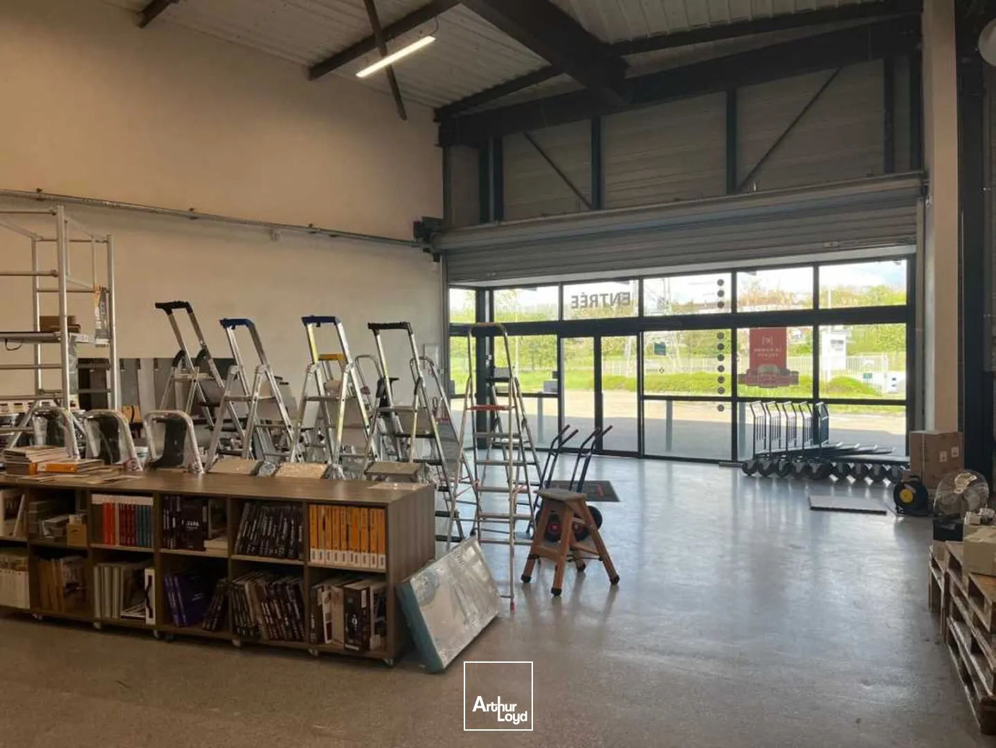 À LOUER : Bâtiment industriel indépendant de 1 001 m² sur son terrain de 3 123 m² dans la zone de Cenord à Bourg-en-Bresse.