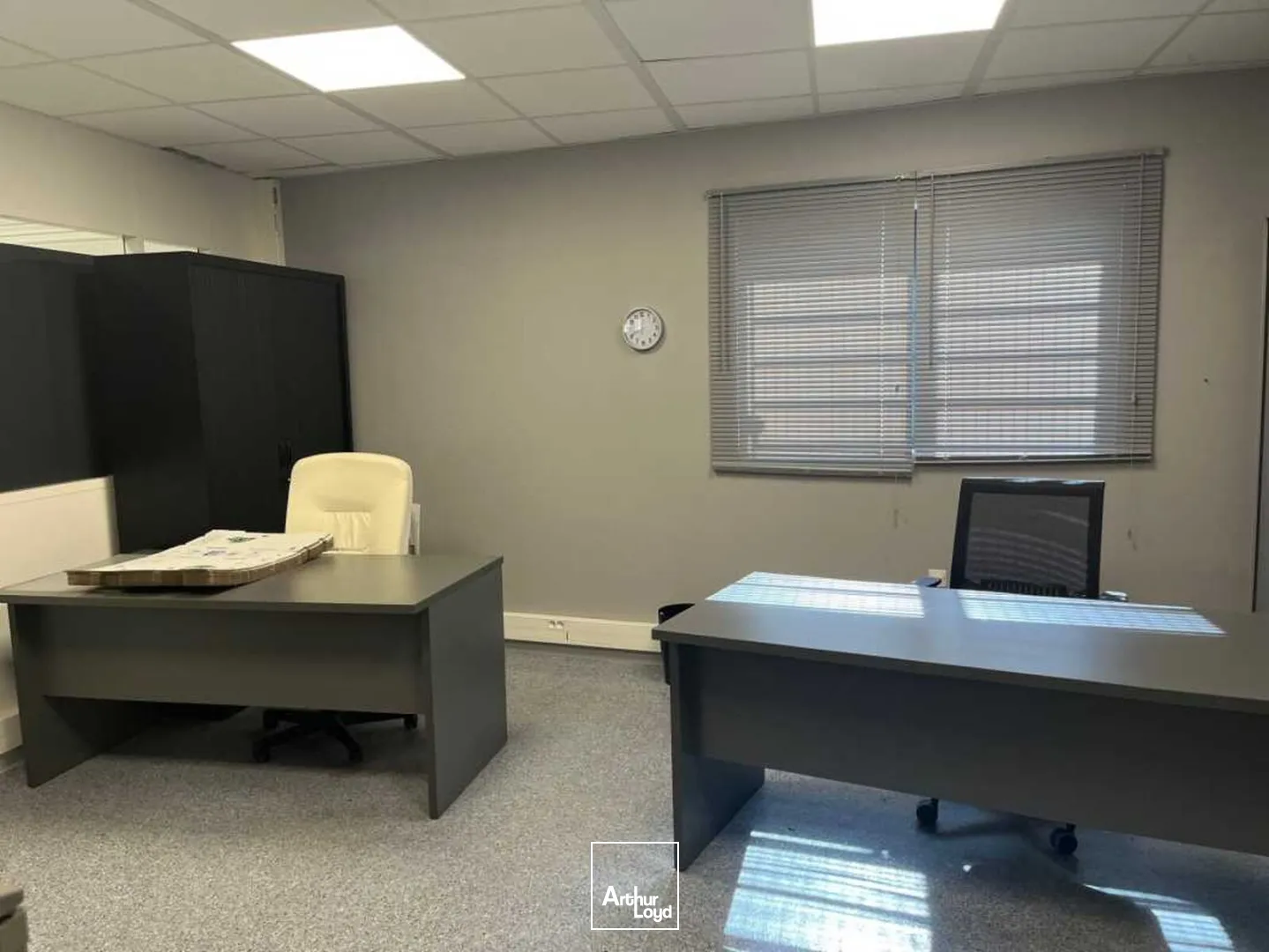 À LOUER : Bâtiment industriel indépendant de 1 001 m² sur son terrain de 3 123 m² dans la zone de Cenord à Bourg-en-Bresse.