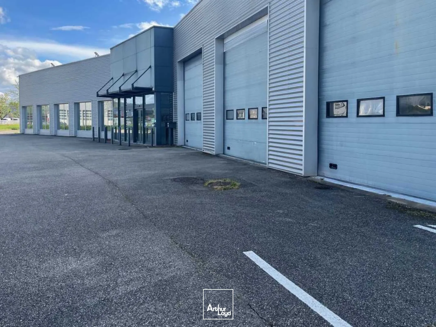 À LOUER : Bâtiment industriel indépendant de 1 001 m² sur son terrain de 3 123 m² dans la zone de Cenord à Bourg-en-Bresse.
