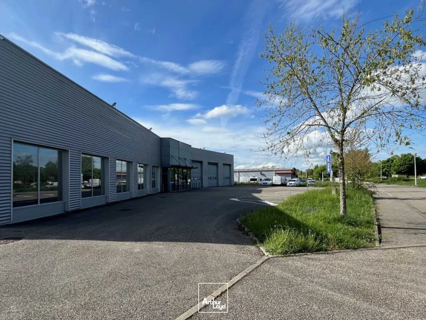 À LOUER : Bâtiment industriel indépendant de 1 001 m² sur son terrain de 3 123 m² dans la zone de Cenord à Bourg-en-Bresse.