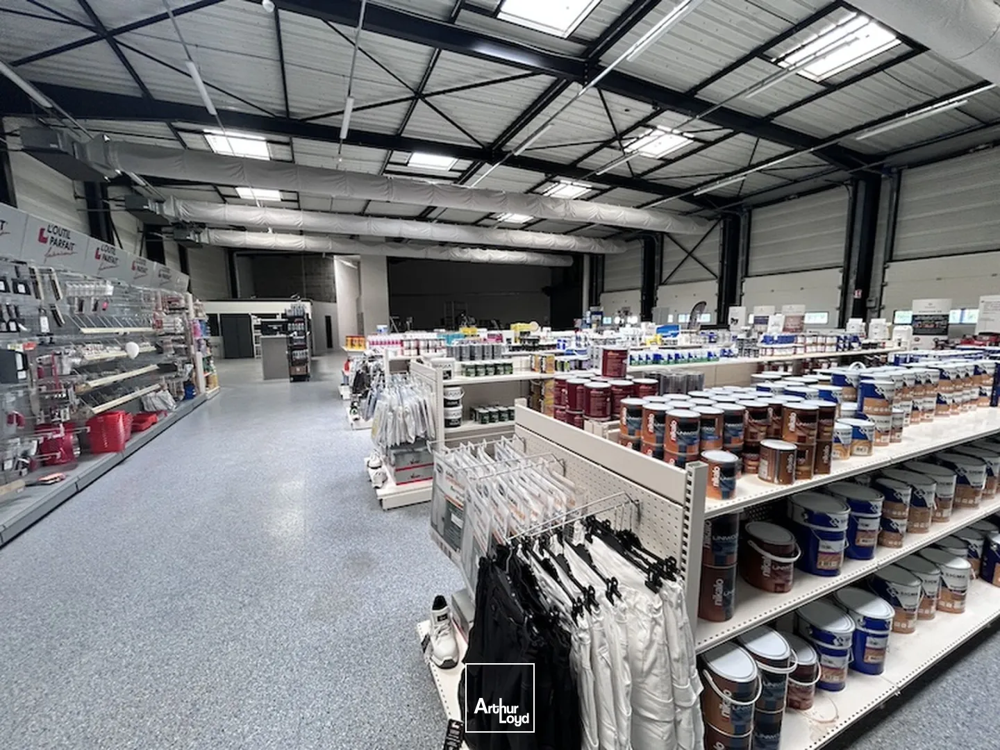 À LOUER : Bâtiment industriel indépendant de 1 001 m² sur son terrain de 3 123 m² dans la zone de Cenord à Bourg-en-Bresse.