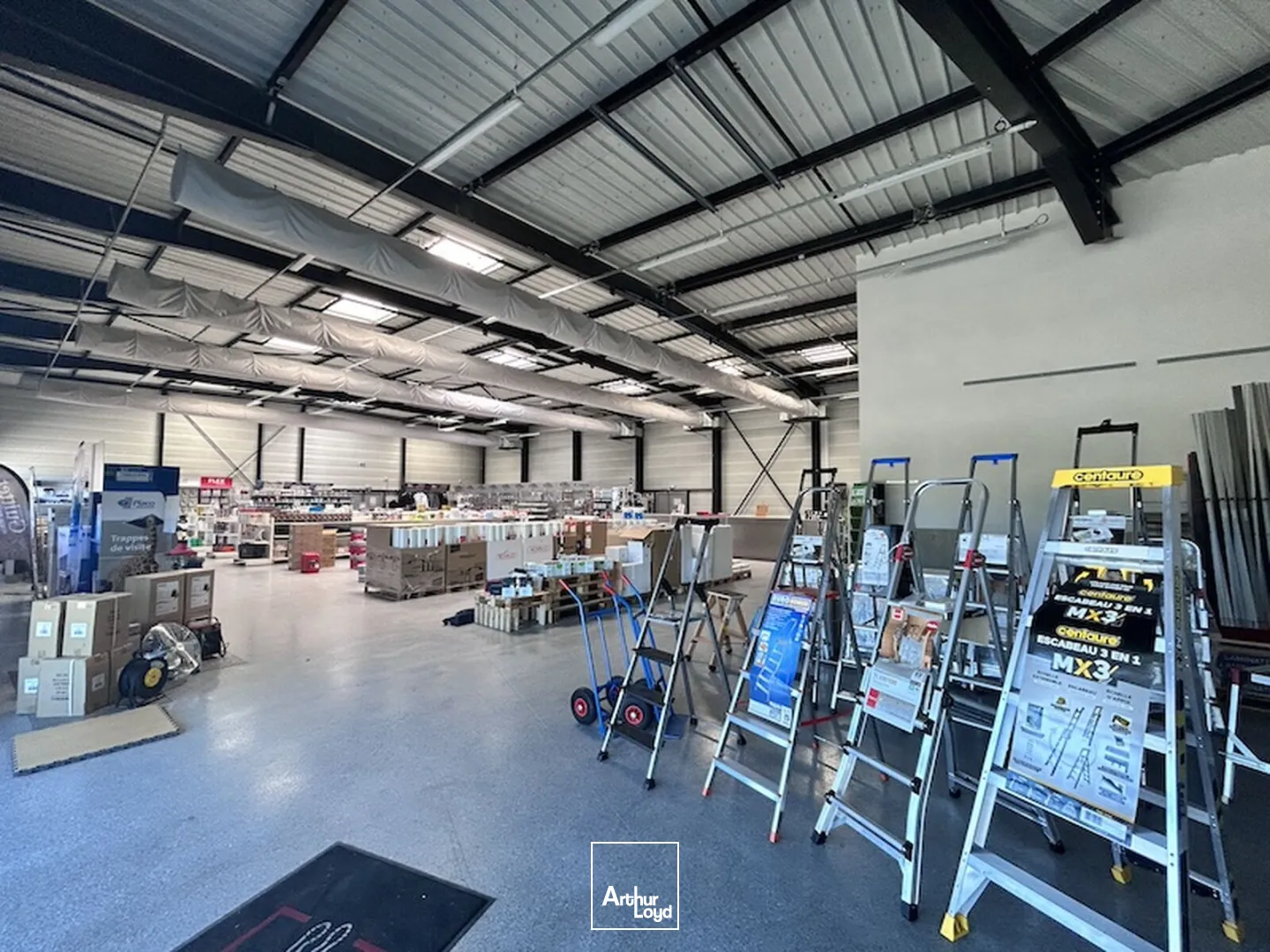 À LOUER : Bâtiment industriel indépendant de 1 001 m² sur son terrain de 3 123 m² dans la zone de Cenord à Bourg-en-Bresse.