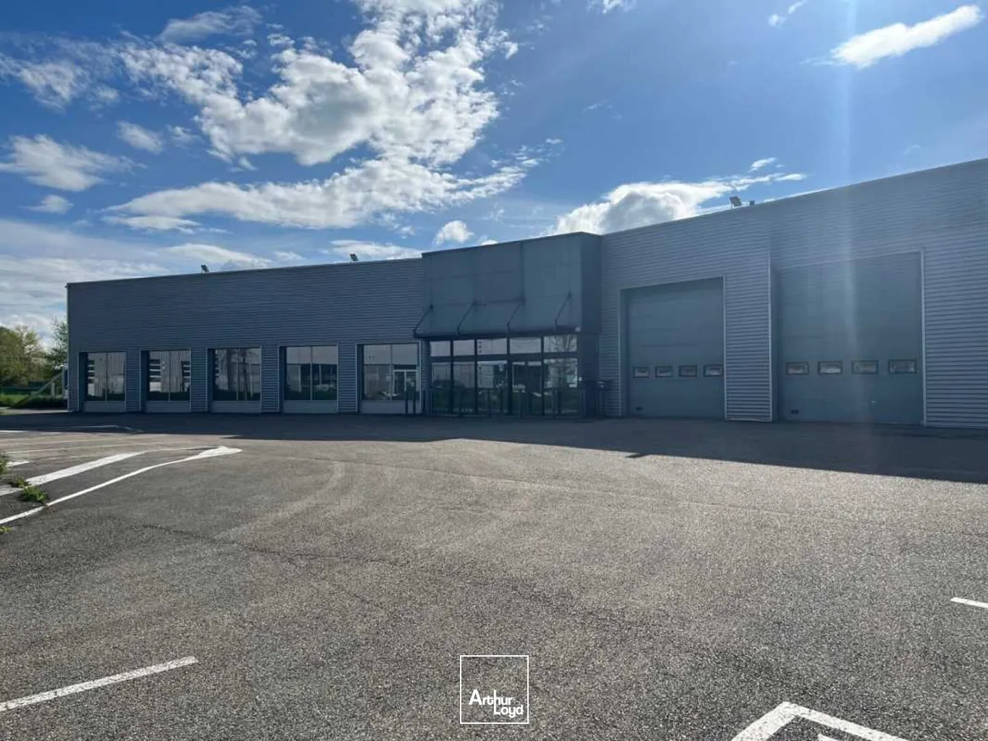 À LOUER : Bâtiment industriel indépendant de 1 001 m² sur son terrain de 3 123 m² dans la zone de Cenord à Bourg-en-Bresse.