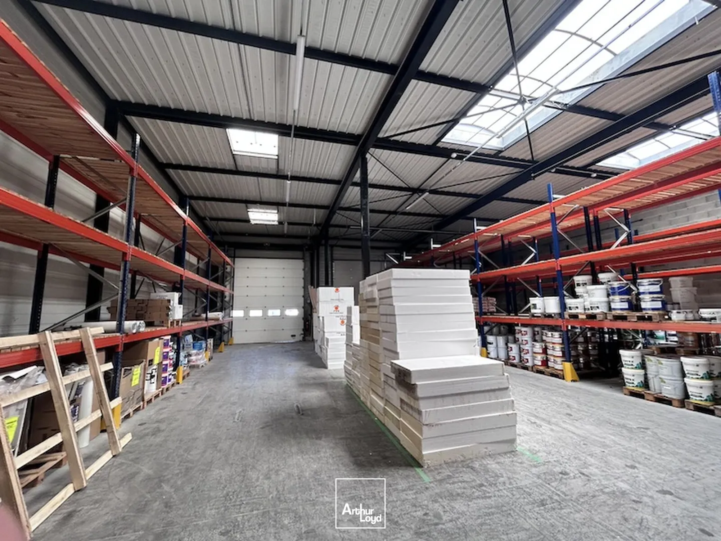 À LOUER : Bâtiment industriel indépendant de 1 001 m² sur son terrain de 3 123 m² dans la zone de Cenord à Bourg-en-Bresse.