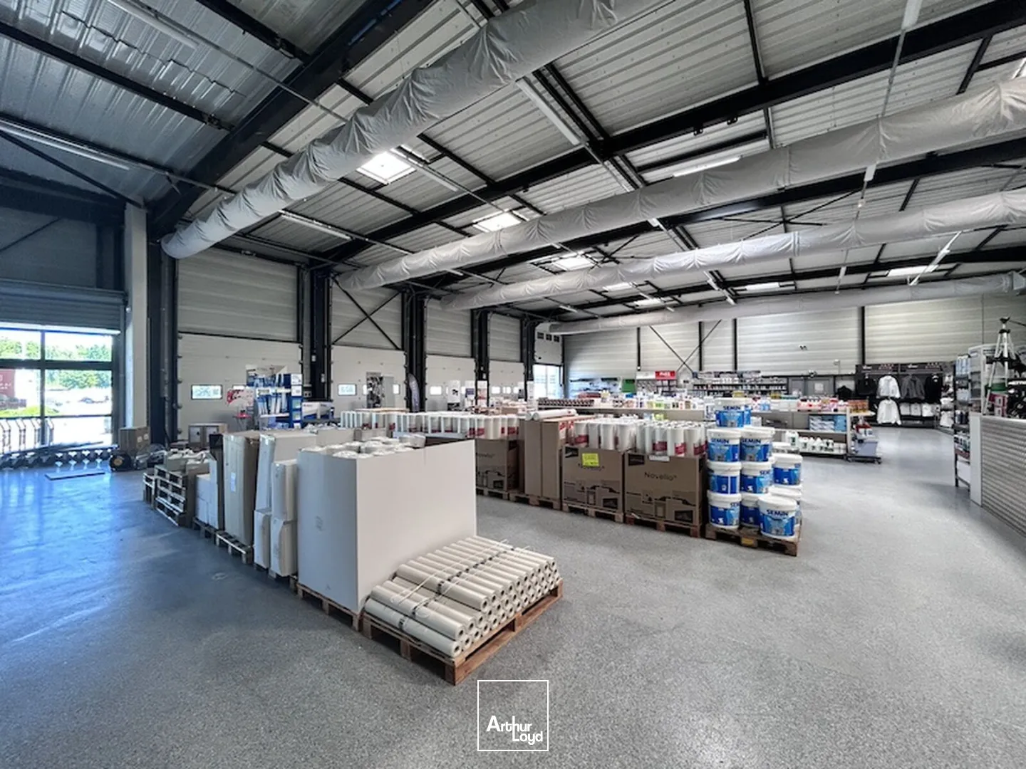 À LOUER : Bâtiment industriel indépendant de 1 001 m² sur son terrain de 3 123 m² dans la zone de Cenord à Bourg-en-Bresse.