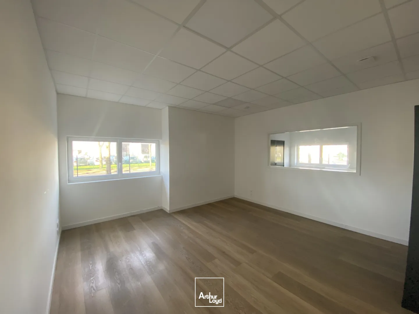 A LOUER - LOCAL D'ACTIVITE ET BUREAUX DE 3200 M² - QUEVEN