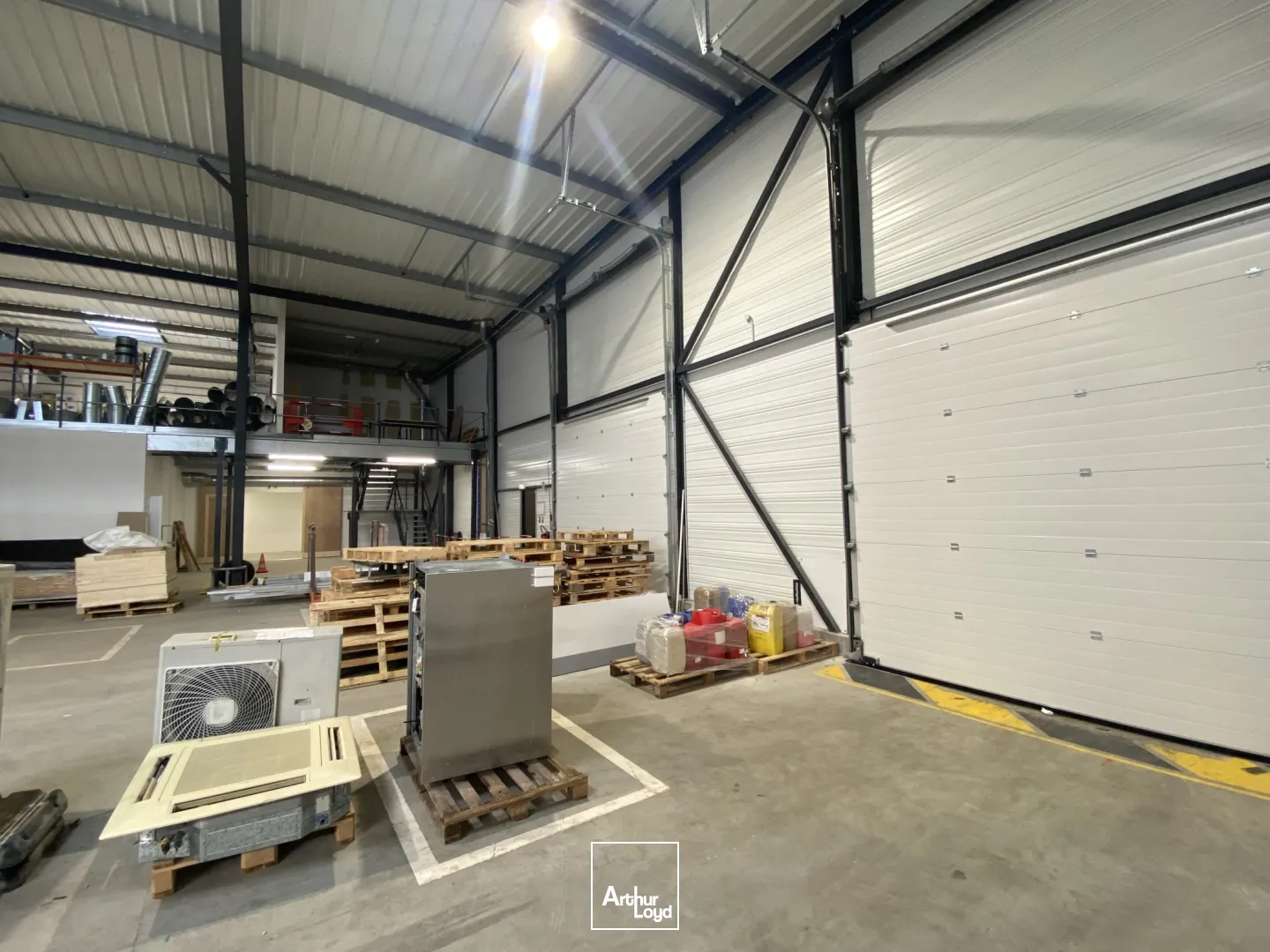 A LOUER - LOCAL D'ACTIVITE ET BUREAUX DE 3200 M² - QUEVEN