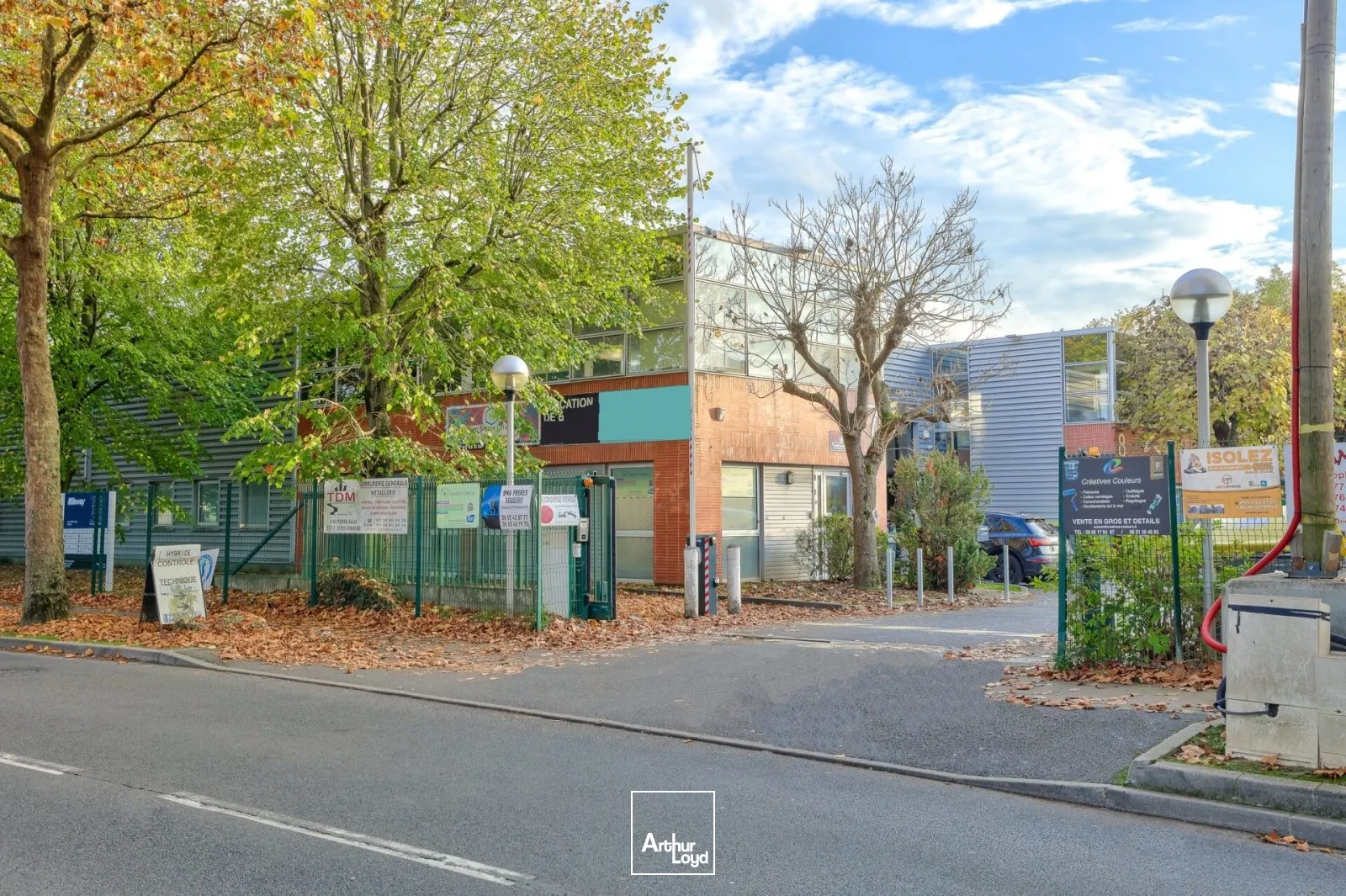 En location à Gonesse : local d'activité de 326 m² en parc sécurisé, accès direct Roissy CDG et réseaux autoroutiers