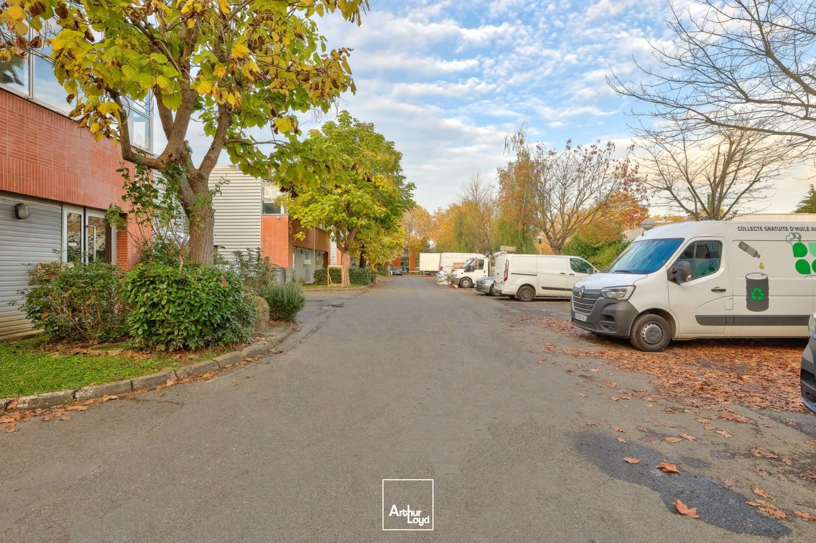 En location à Gonesse : local d'activité de 326 m² en parc sécurisé, accès direct Roissy CDG et réseaux autoroutiers