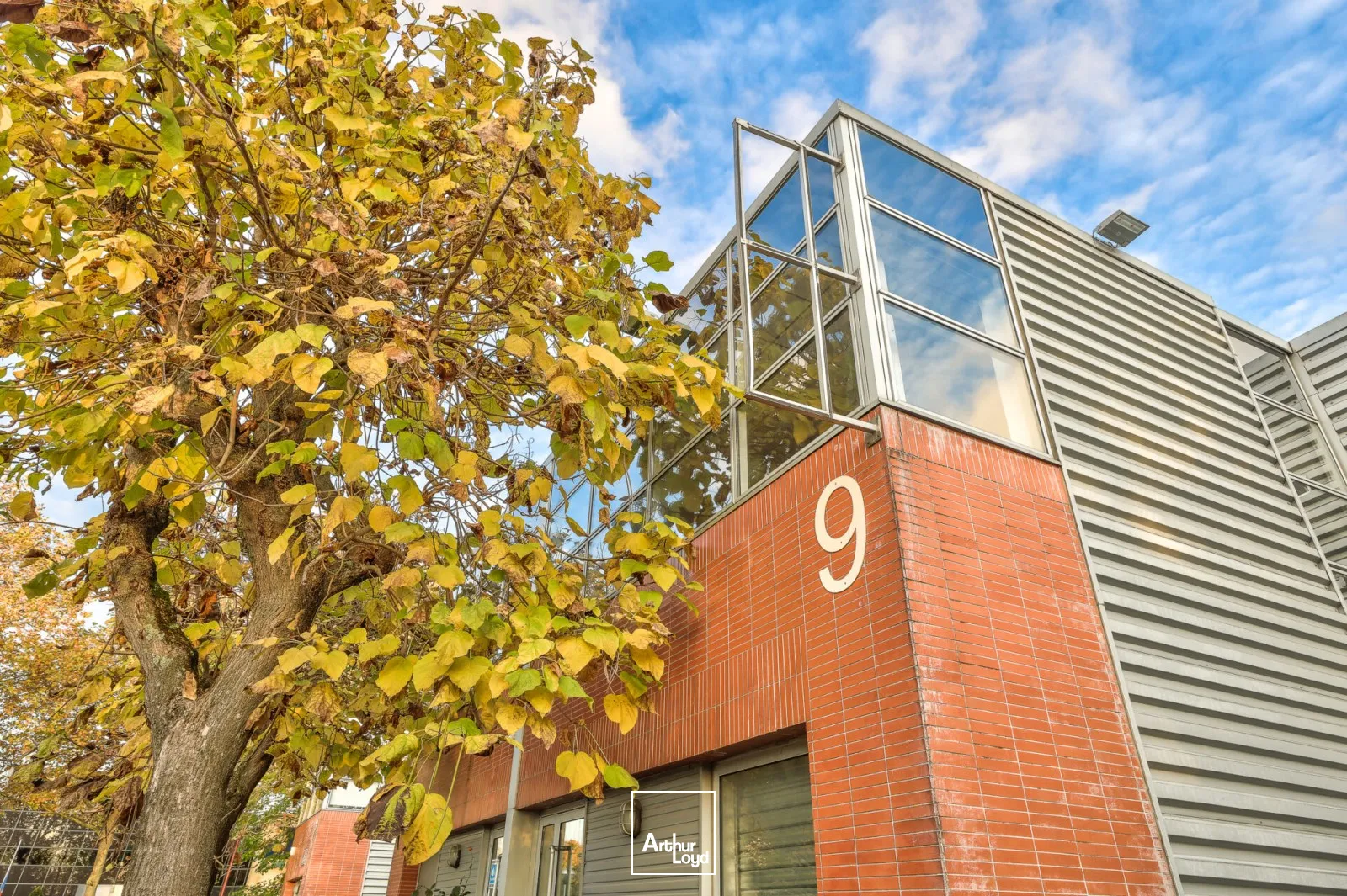 En location à Gonesse : local d'activité de 326 m² en parc sécurisé, accès direct Roissy CDG et réseaux autoroutiers