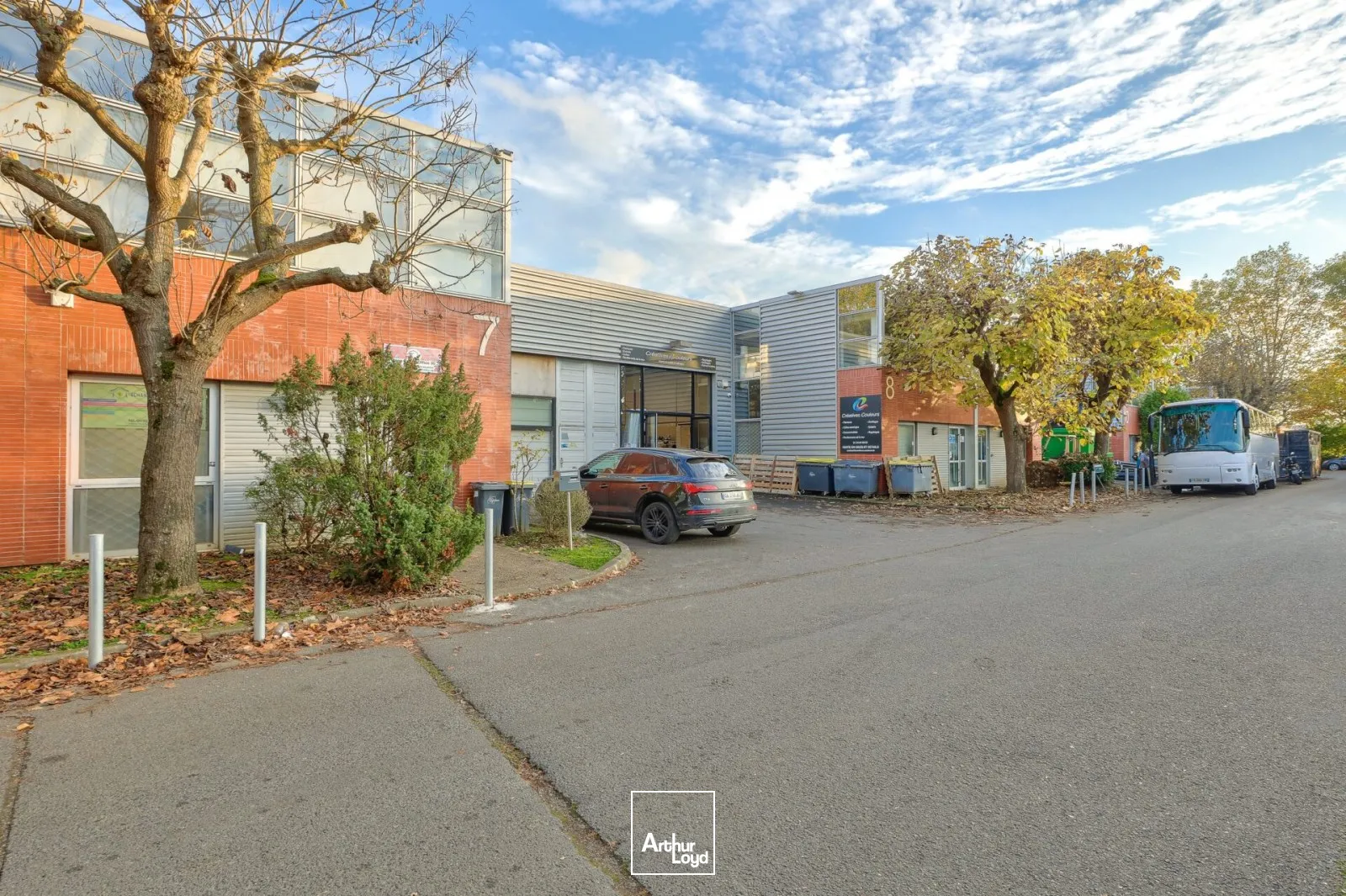 En location à Gonesse : local d'activité de 326 m² en parc sécurisé, accès direct Roissy CDG et réseaux autoroutiers