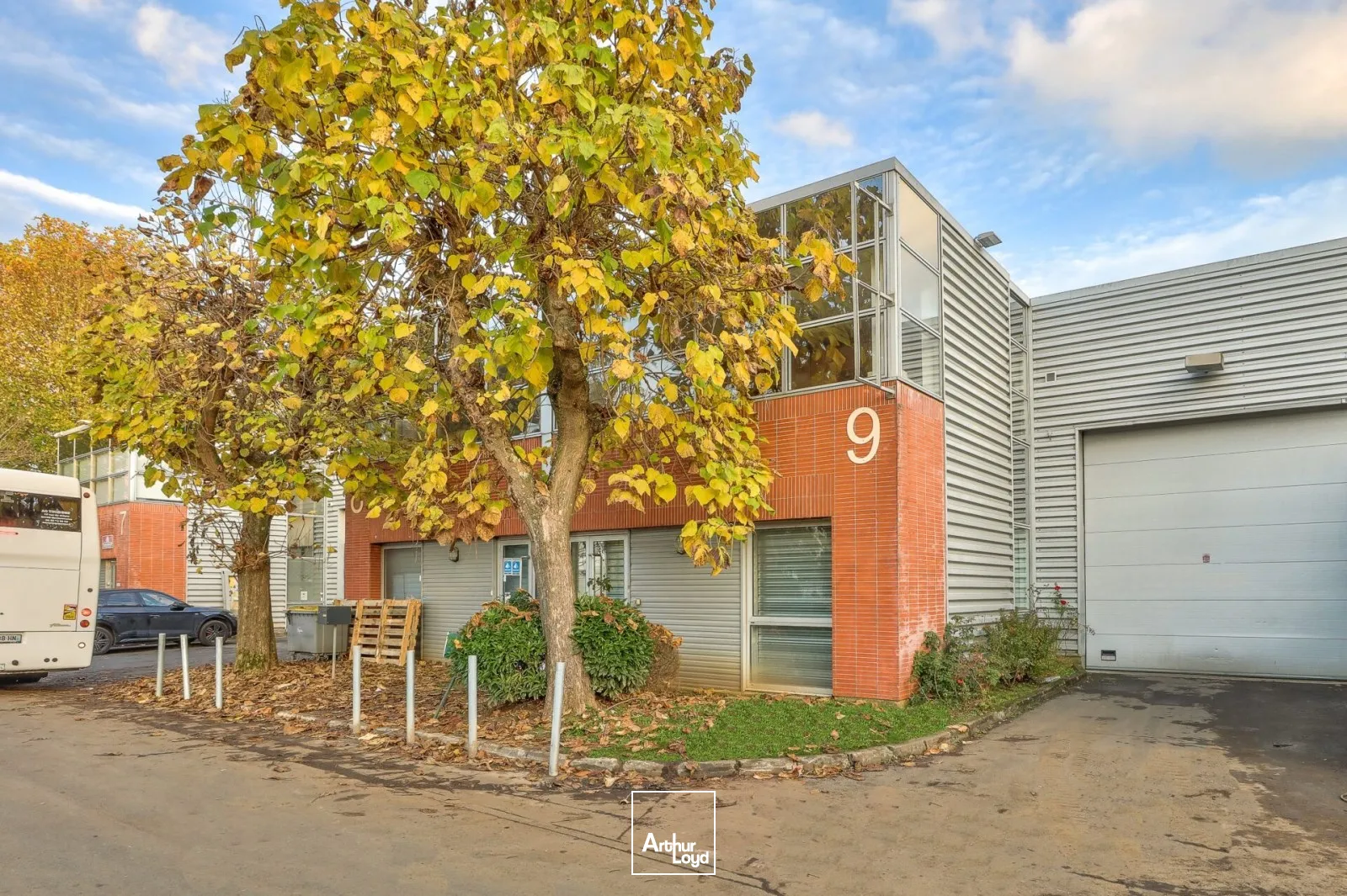 En location à Gonesse : local d'activité de 326 m² en parc sécurisé, accès direct Roissy CDG et réseaux autoroutiers