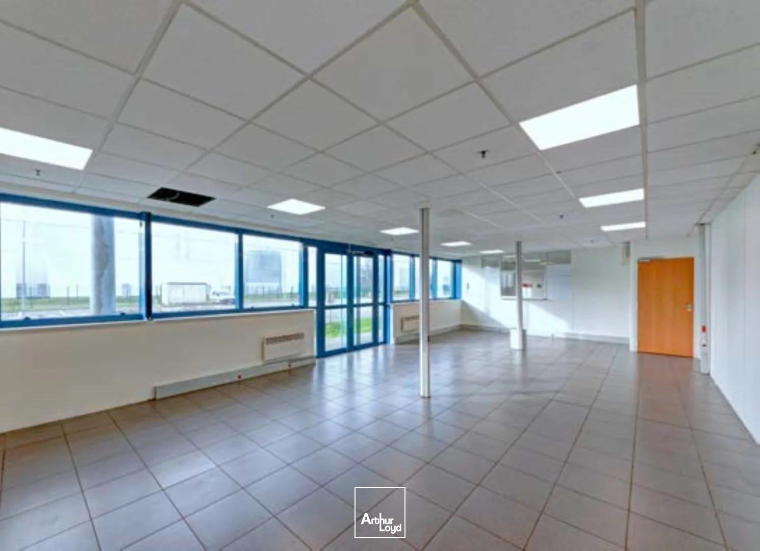 Entrepôt logistique ICPE rénové de 11811m² à Marly-la-Ville - Parc sécurisé, accès immédiat Roissy-CDG, A1 et RER D - Location en bail commercial