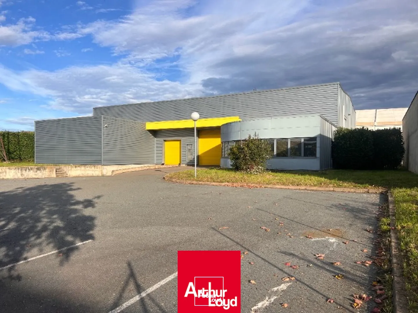 À VENDRE : Local d'activités de 917 m², indépendant sur son terrain de 2 250 m² à Belleville-en-Beaujolais