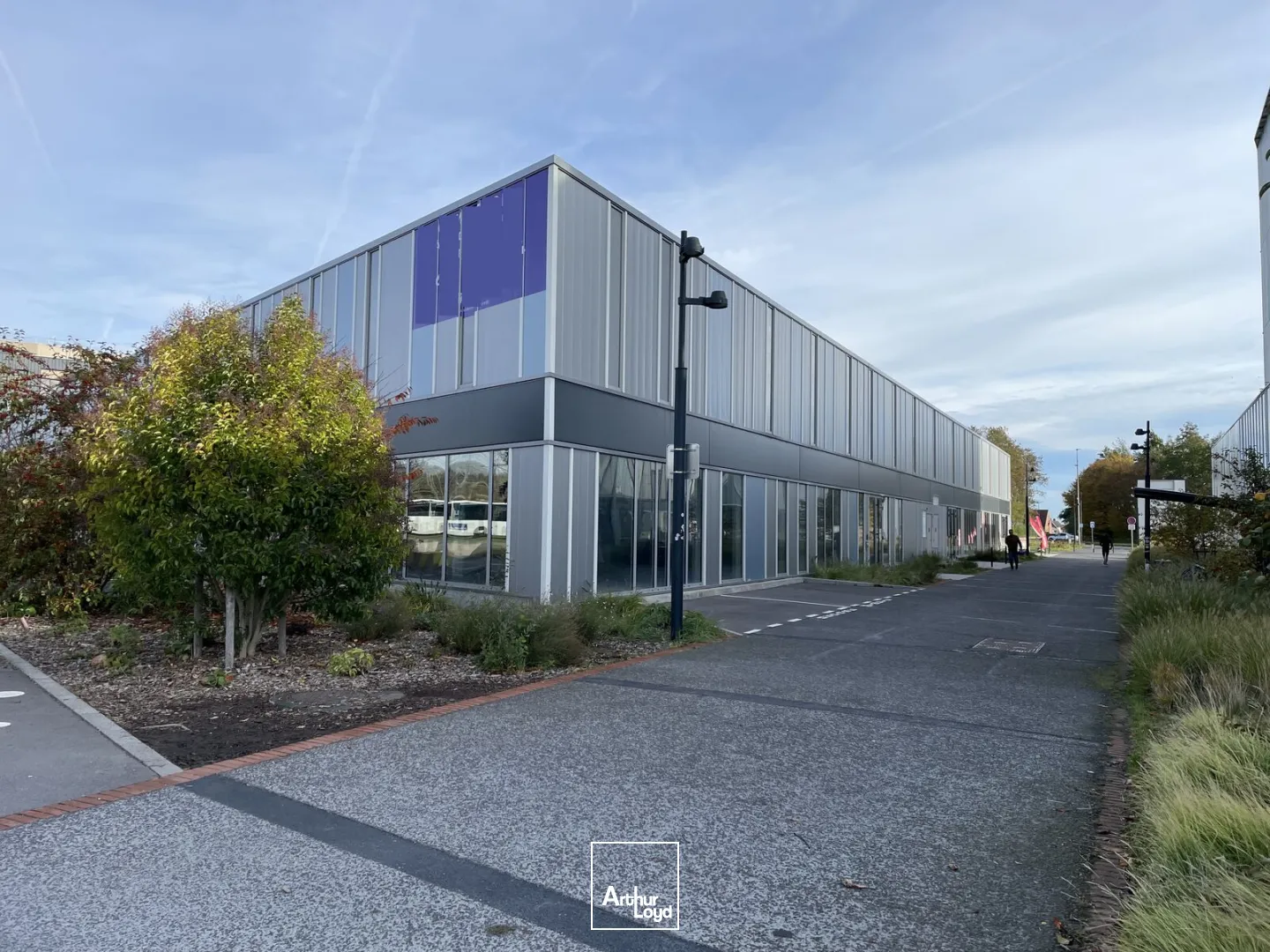 Rez-de-chaussée neufs de bureaux / services à Vendre ou à Louer à Famars, au sein de Transalley, avec un effet d'enseigne .