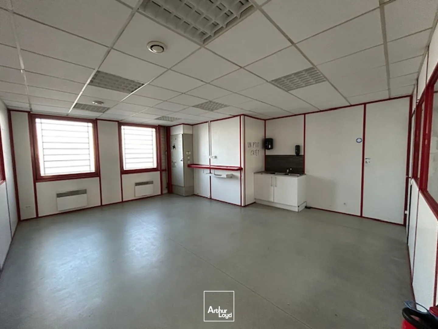 Entrepôt à louer Zone Petite Forêt , secteur zone commerciale 