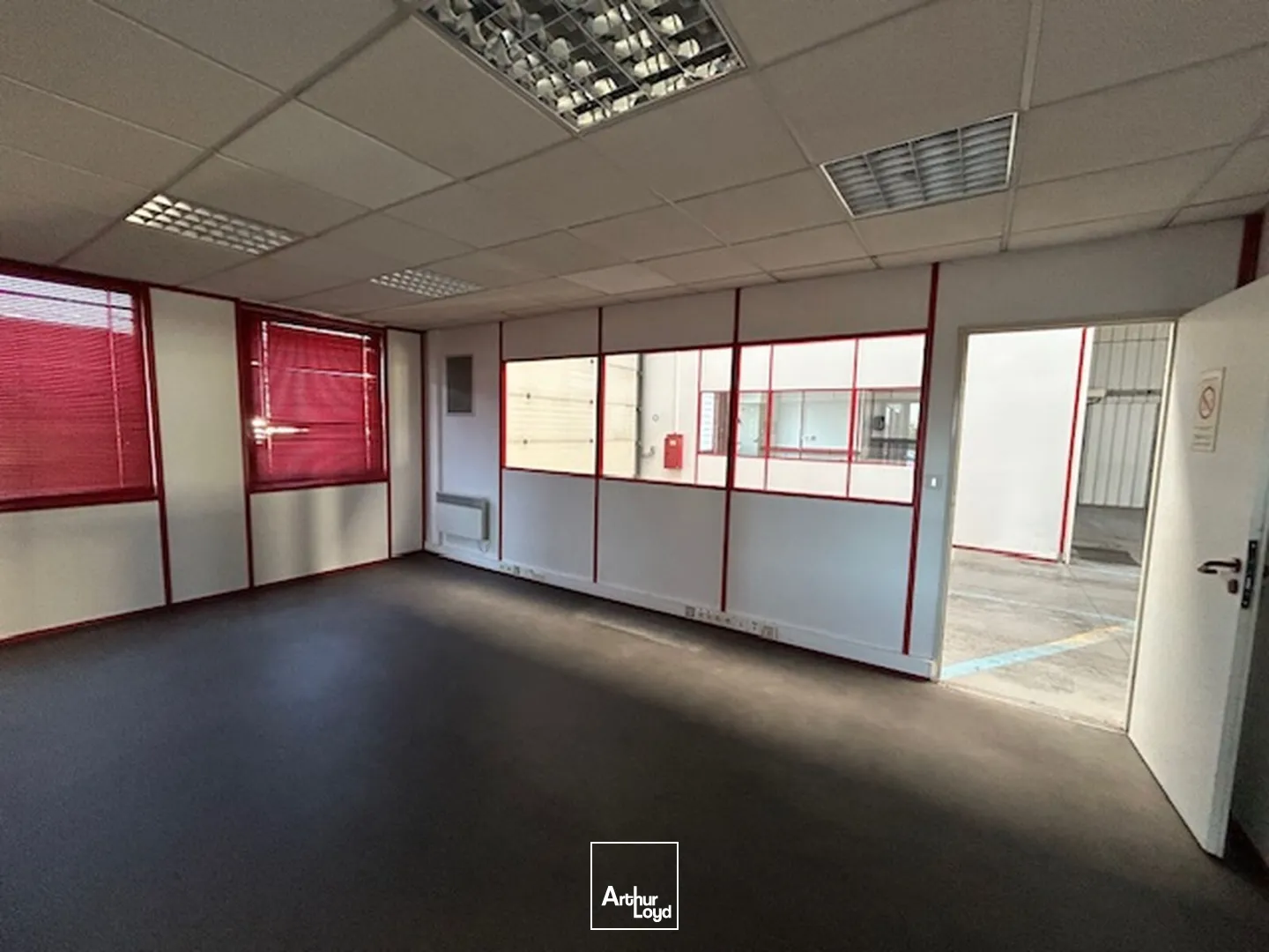 Entrepôt à louer Zone Petite Forêt , secteur zone commerciale 