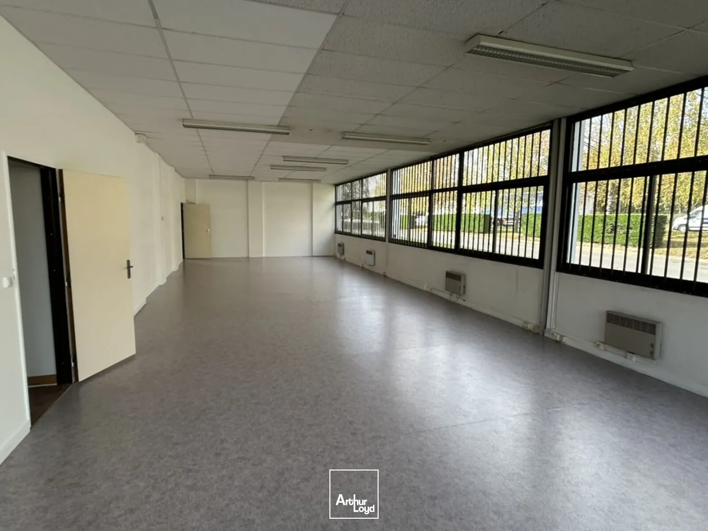 Local d'activité à louer, CRT. 