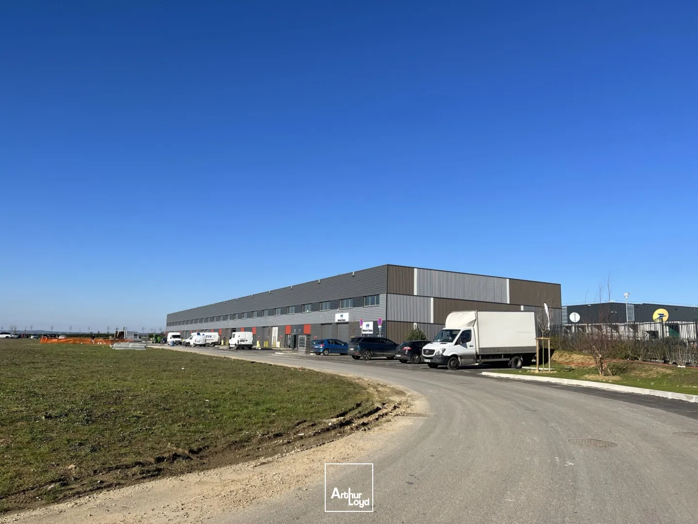 À louer - Locaux d'activité neufs modulables au Thillay, 3700 m² divisibles dès 370 m², accès direct Roissy CDG et axes routiers