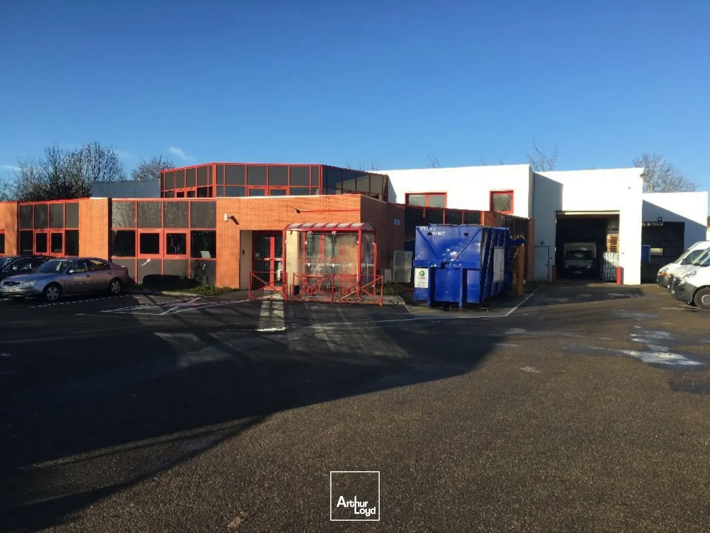 Locaux d'activité à vendre ou à louer à VOISINS LE BRETONNEUX 78960