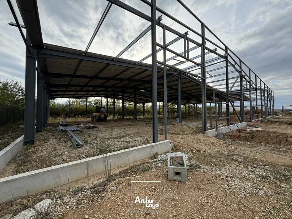 Local de stockage ou d'atelier, situés sur la zone Est de Valence, à proximité immédiate des axes autoroutier.