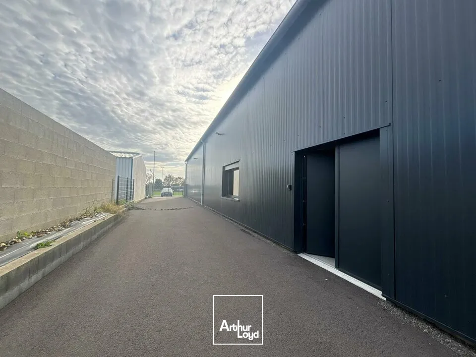 À LOUER  Bâtiment d'activité récent de 380 m² avec prestations haut de gamme  Zone d'activités de Soullans