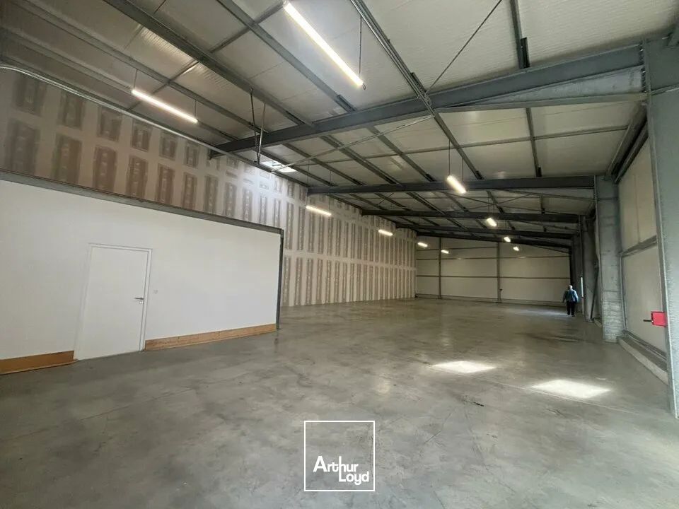 À LOUER  Bâtiment d'activité récent de 380 m² avec prestations haut de gamme  Zone d'activités de Soullans