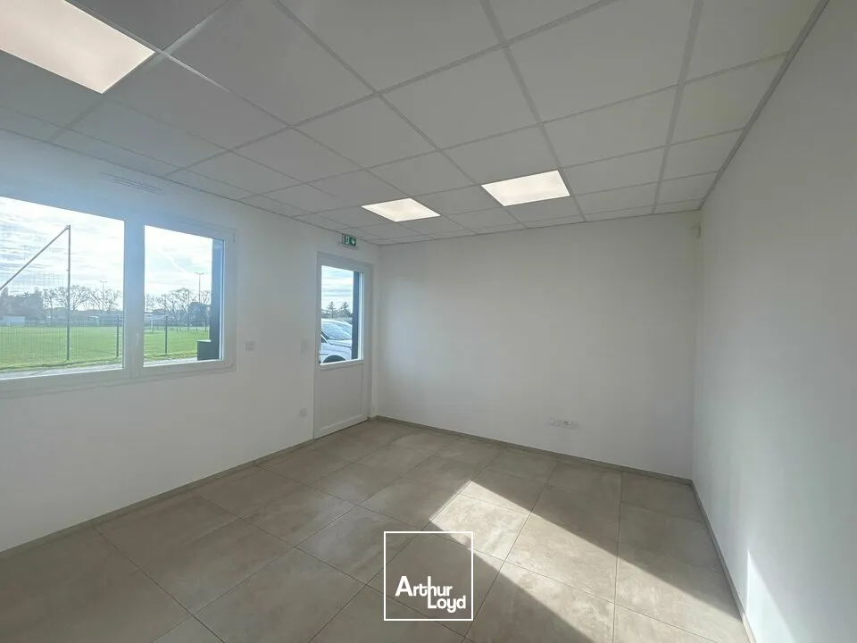 À LOUER  Bâtiment d'activité récent de 380 m² avec prestations haut de gamme  Zone d'activités de Soullans