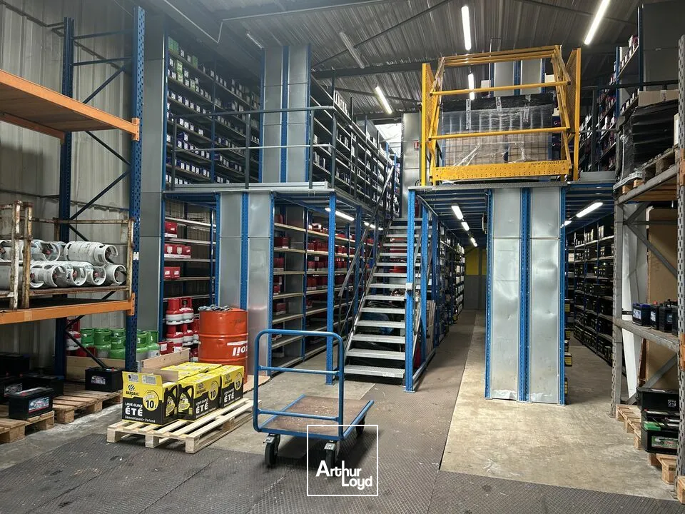 LOCAL D'ACTIVITE - ENTREPOT à VENDRE de 2374 m²