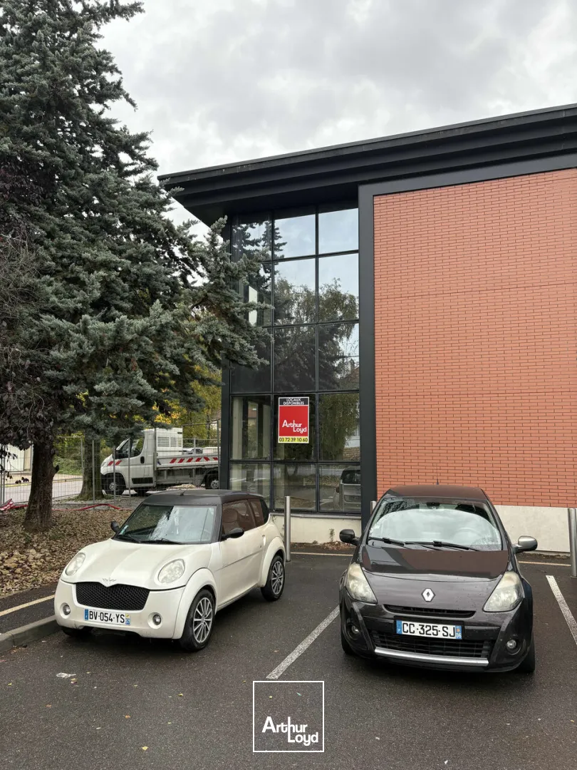 LOCAL COMMERCIAL à LOUER de 231 m²