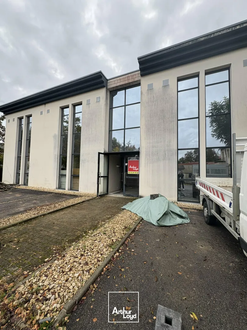 LOCAL COMMERCIAL à LOUER de 231 m²