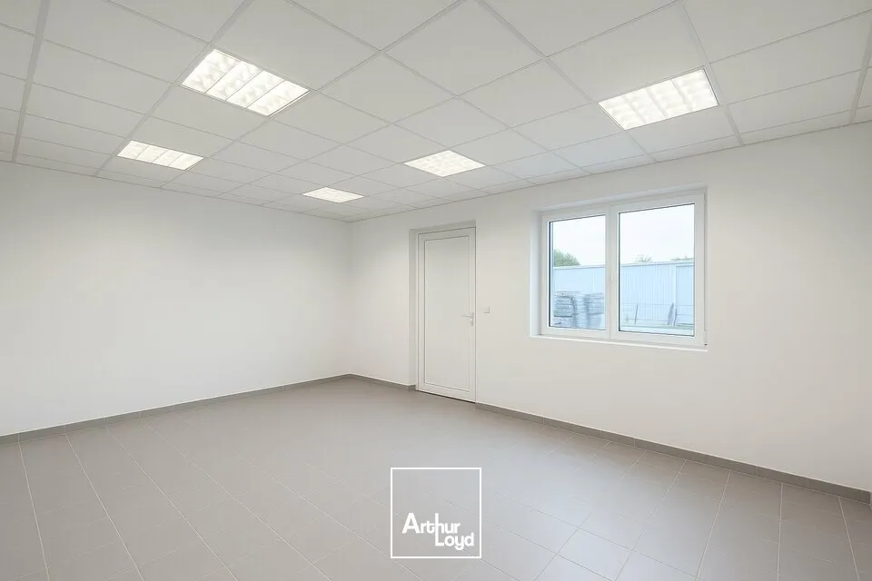 À LOUER  Local d'activité de 575 m² sur foncier de 2 141 m²  ZAC Belle Place  La Roche-sur-Yon (85)