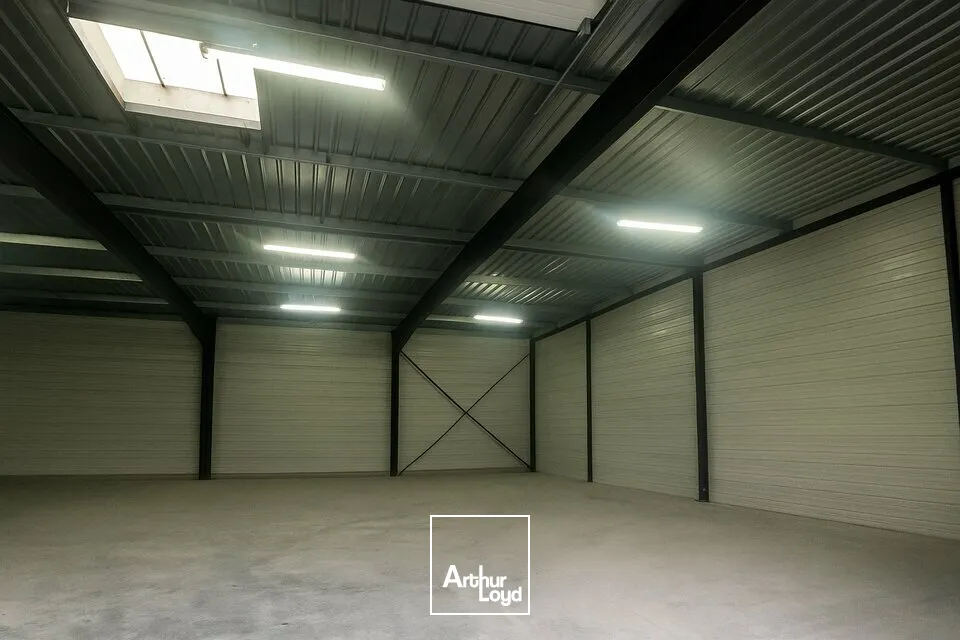 À LOUER  Local d'activité de 575 m² sur foncier de 2 141 m²  ZAC Belle Place  La Roche-sur-Yon (85)