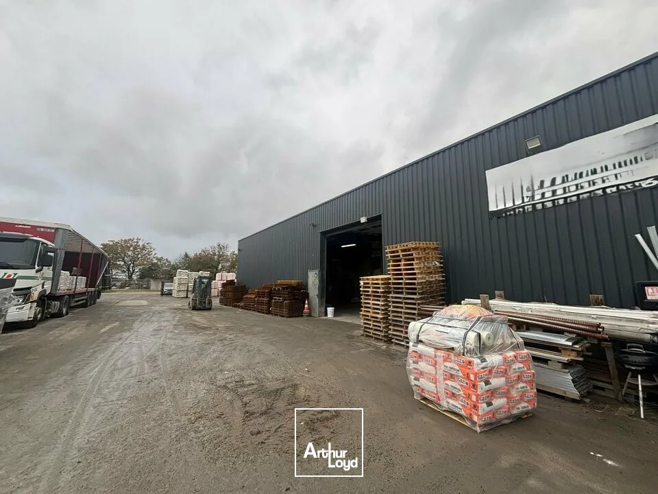 À LOUER  Local d'activité de 575 m² sur foncier de 2 141 m²  ZAC Belle Place  La Roche-sur-Yon (85)