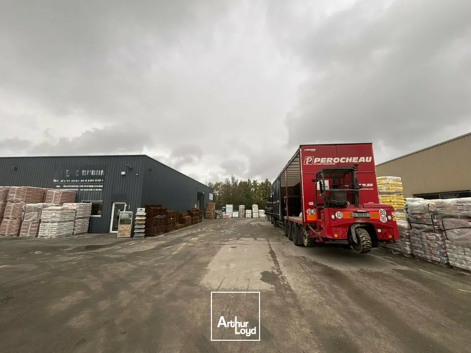 À LOUER  Local d'activité de 575 m² sur foncier de 2 141 m²  ZAC Belle Place  La Roche-sur-Yon (85)