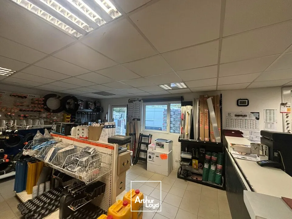 À LOUER  Local d'activité de 575 m² sur foncier de 2 141 m²  ZAC Belle Place  La Roche-sur-Yon (85)