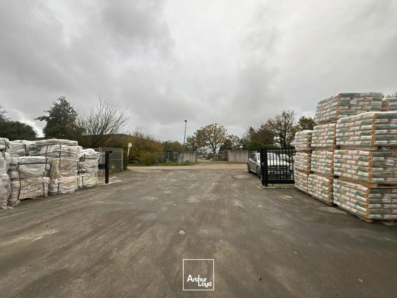 À LOUER  Local d'activité de 575 m² sur foncier de 2 141 m²  ZAC Belle Place  La Roche-sur-Yon (85)