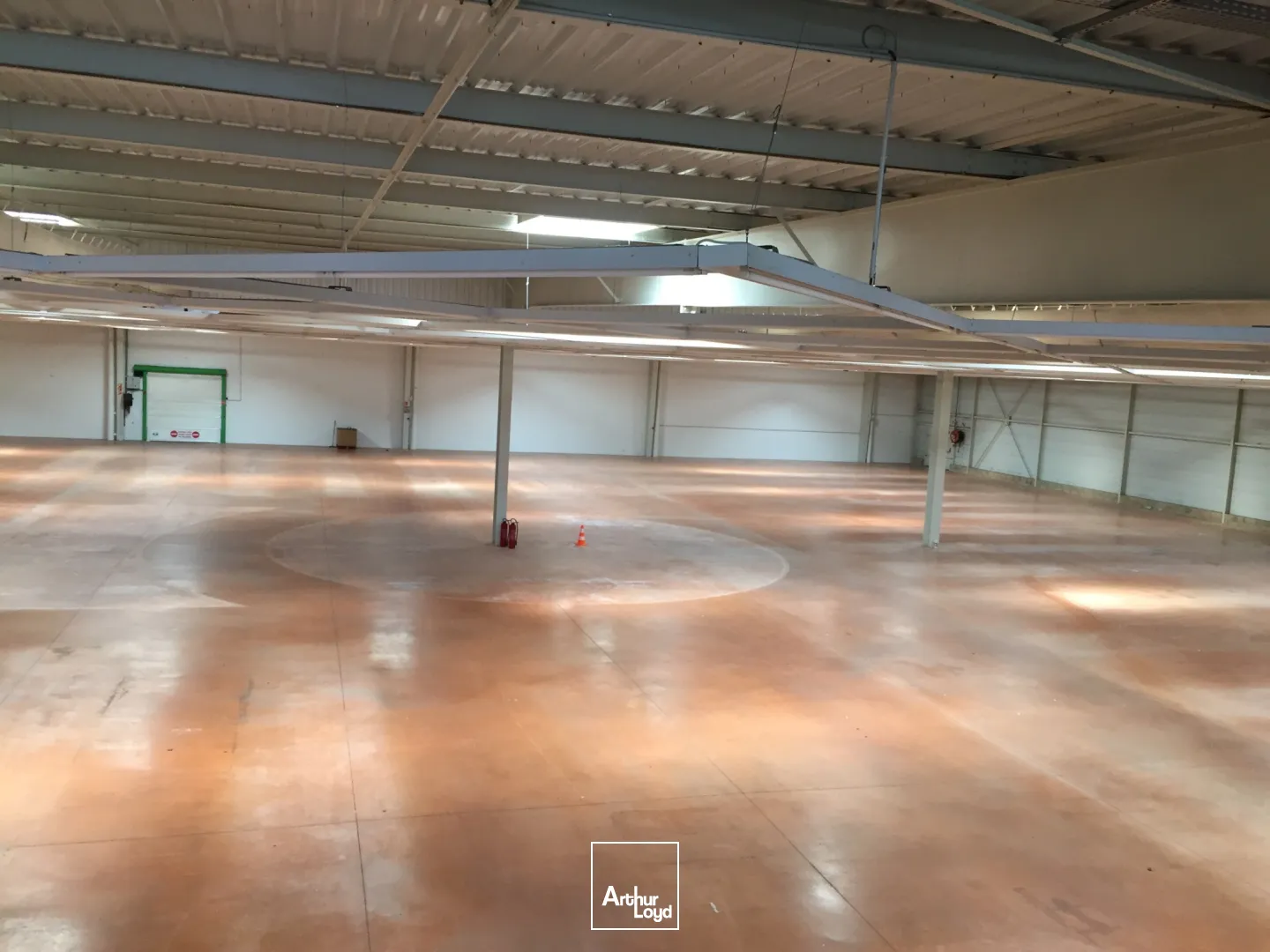 Local commercial d'une surface de 1200 m2 avec un bâti sous auvent de 550 m2, situé à proximité de grandes enseignes nationales en zone commerciale à Soissons. Possibilité d'une seul...